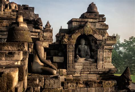  Borobudur Tapınağı: Antik Hint Mimarisi ve Mistik Atmosferi Keşfedin!