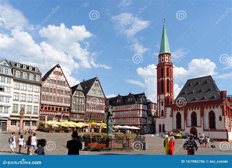 Römerberg Meydanı, Frankfurt’un Kalbinde Bir Ortaçağ Macerası!