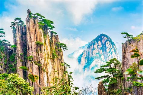 Tongling Huangshan Mountain Scenic Area: Keşfedilmeyi Bekleyen Gizemli Zirveler ve Mutlu Su Çişen Şelaleler!