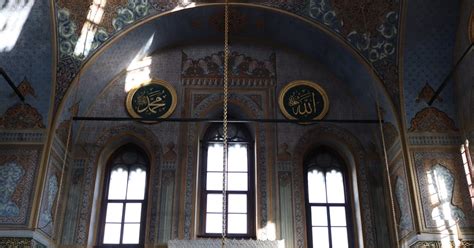 Vakil Camii: Şahane Mimari ve Tarihin İzinde Bir Yolculuk!